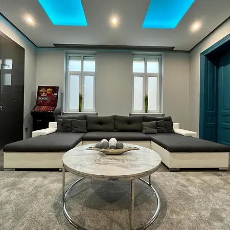 Johngold Red Apartment *
